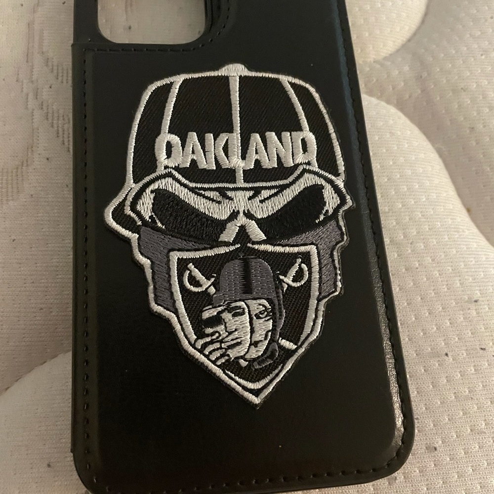 I’m selling a raiders iPhone 12 case